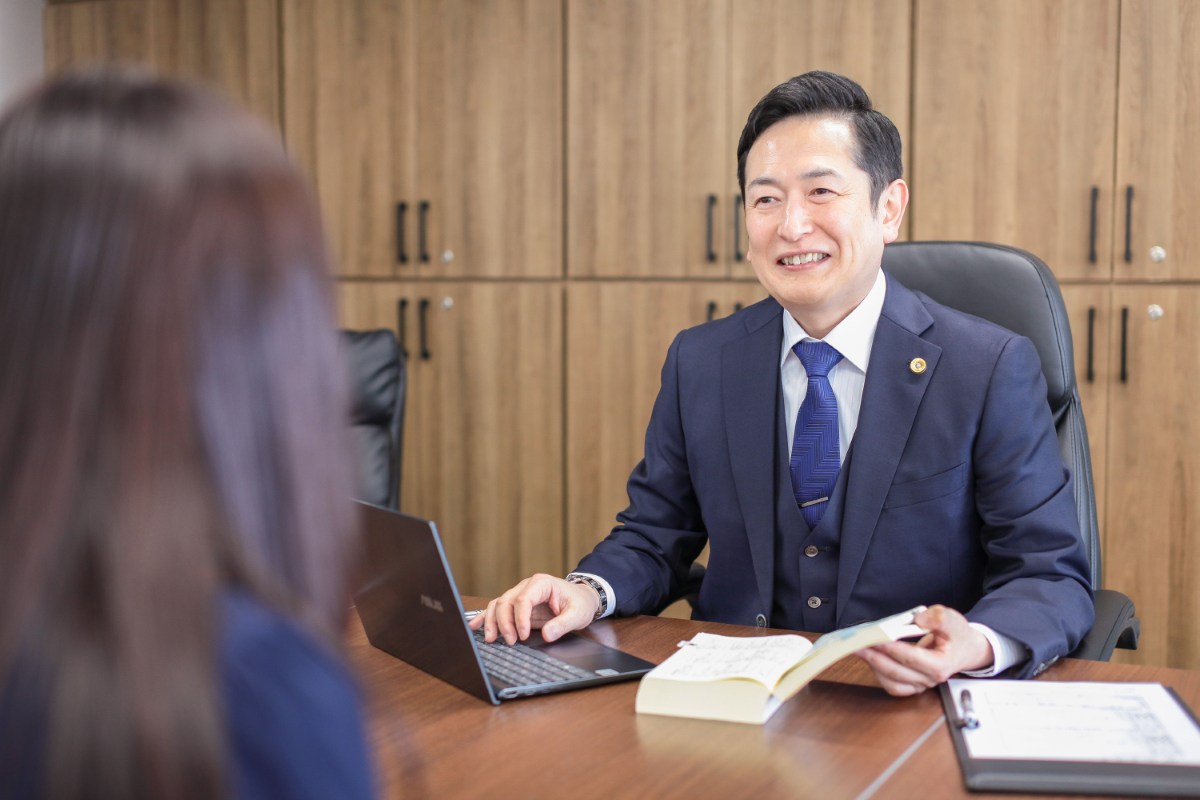 弁護士 佐藤英之との法律相談の様子