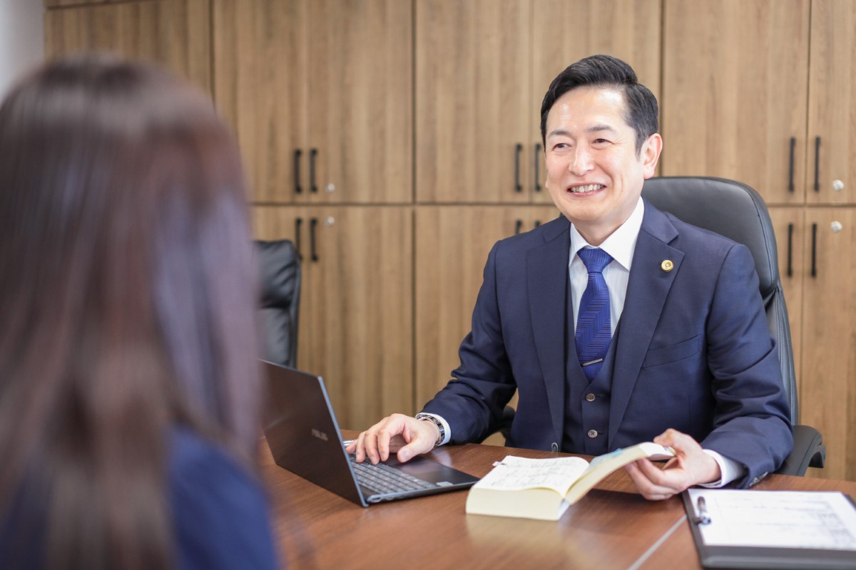相談室で法律相談をする佐藤英之弁護士（仙台弁護士会所属）