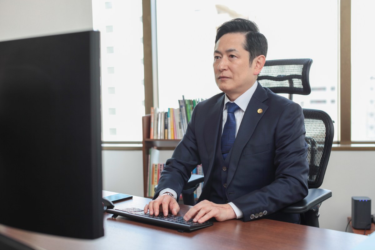 執務中の弁護士 佐藤英之