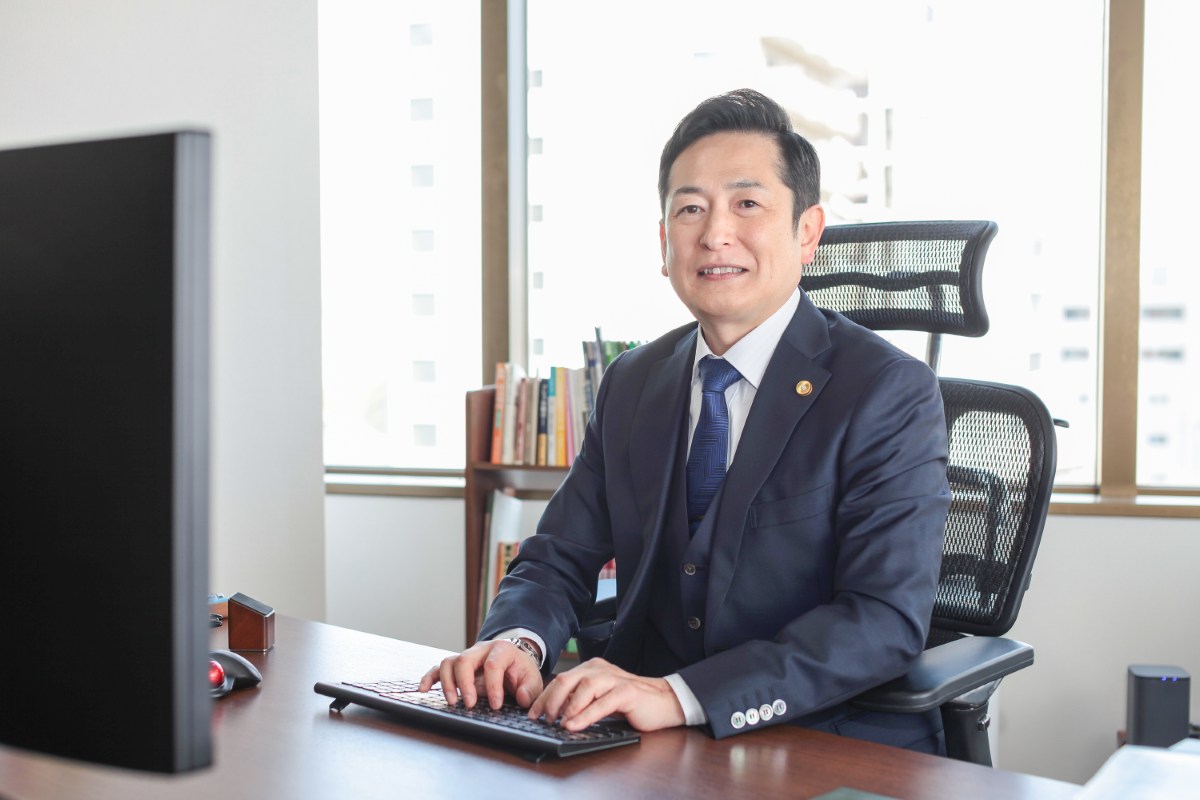パソコンで事務作業を行う佐藤英之弁護士（仙台弁護士会所属）