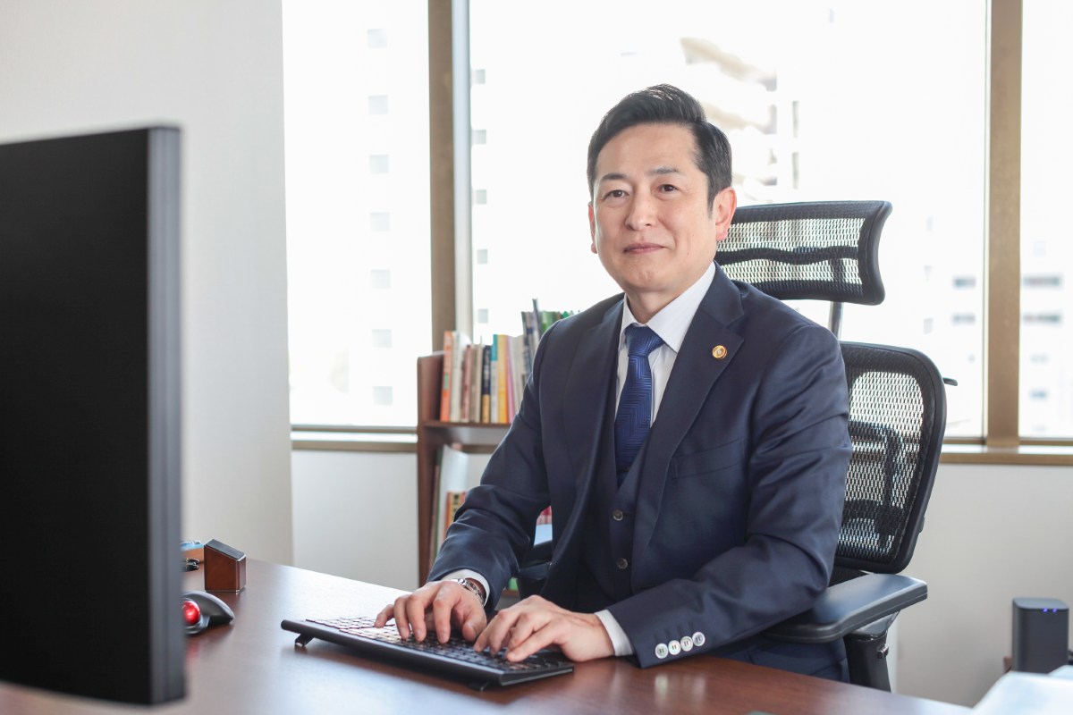 執務中の弁護士 佐藤英之