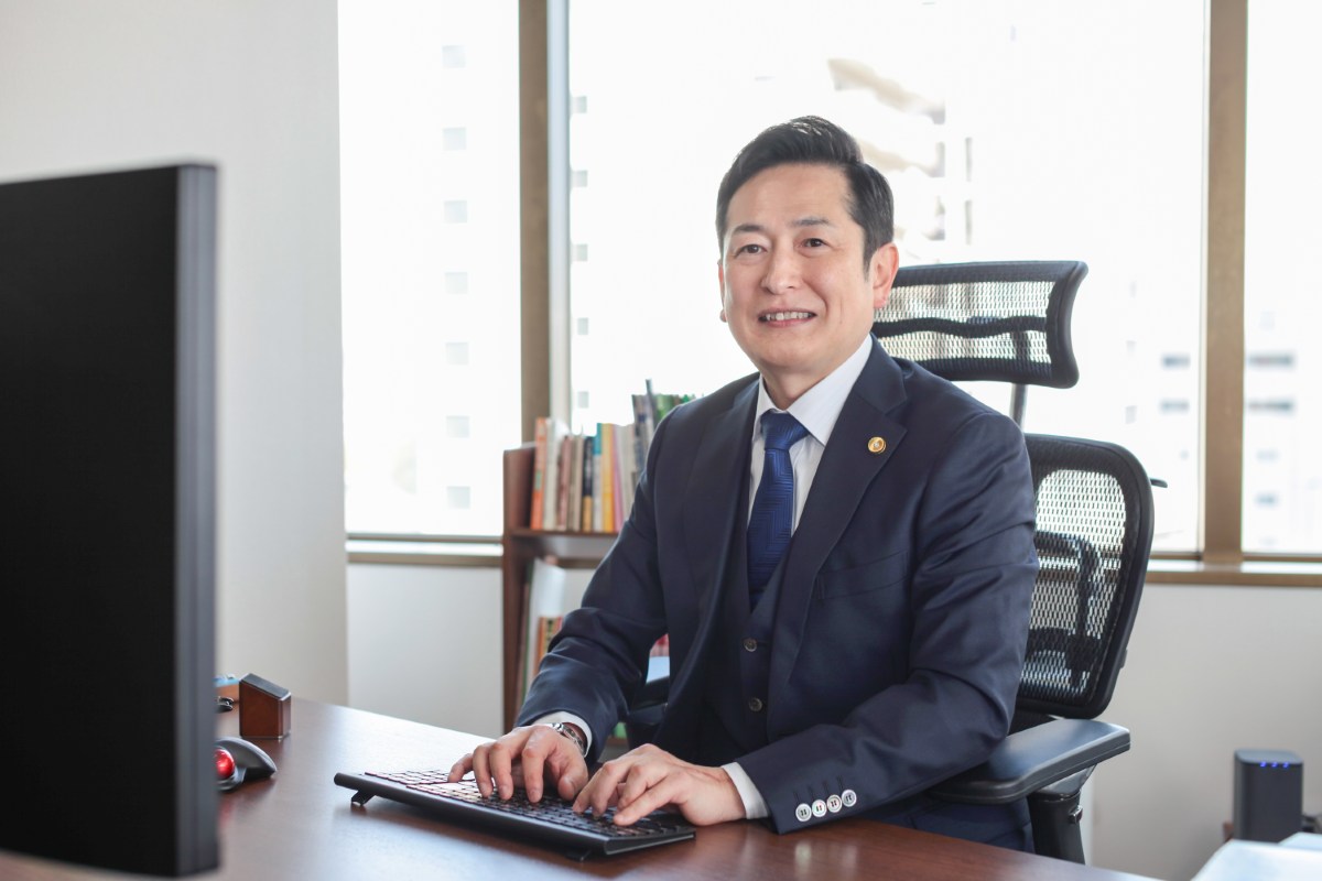 パソコンで事務作業を行う佐藤英之弁護士（仙台弁護士会所属）