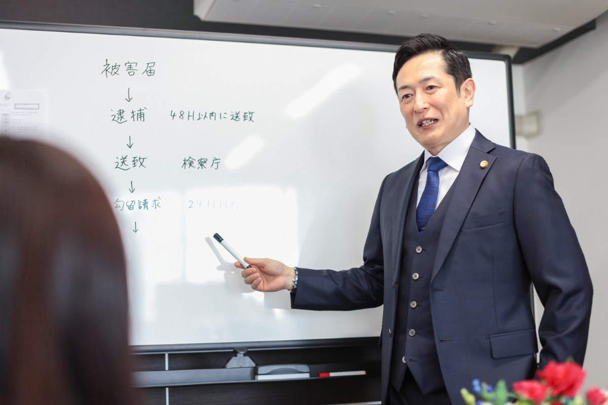 ホワイトボードで刑事事件の解説をする佐藤英之弁護士（仙台弁護士会所属）