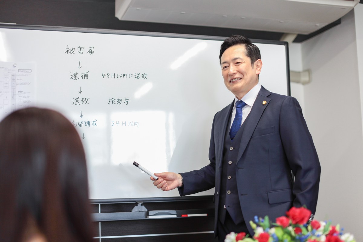 刑事弁護について説明する弁護士 佐藤英之