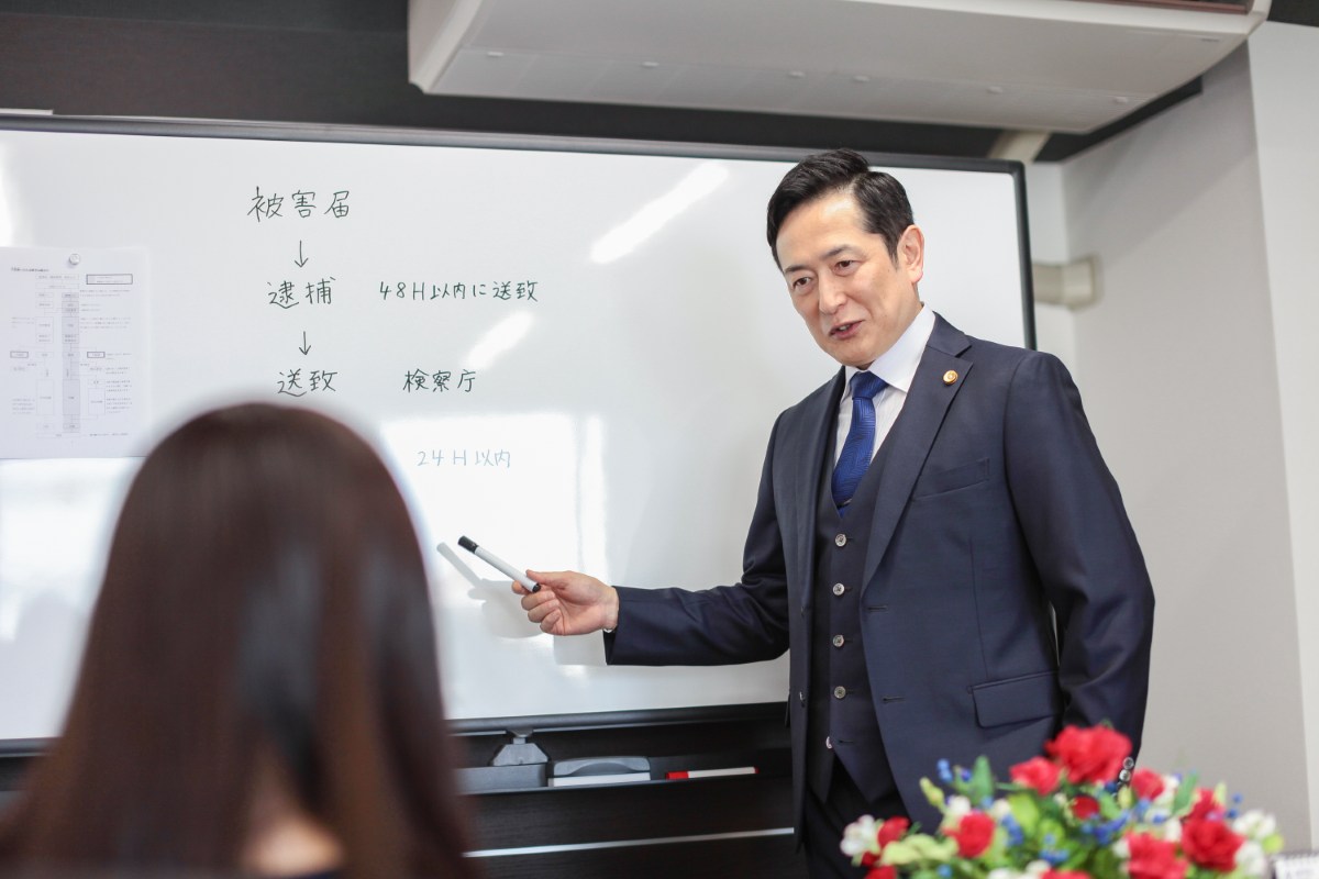 ホワイトボードで刑事事件の解説をする佐藤英之弁護士（仙台弁護士会所属）