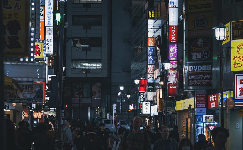 人通りの多い夜の繁華街