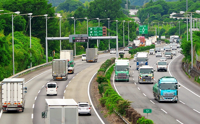 高速道路を走るトラックや自動車