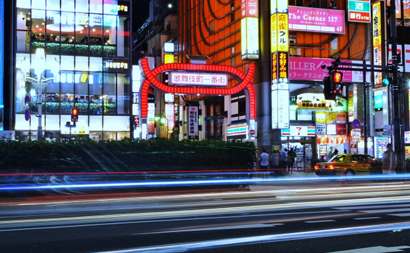 夜でも明るい繁華街