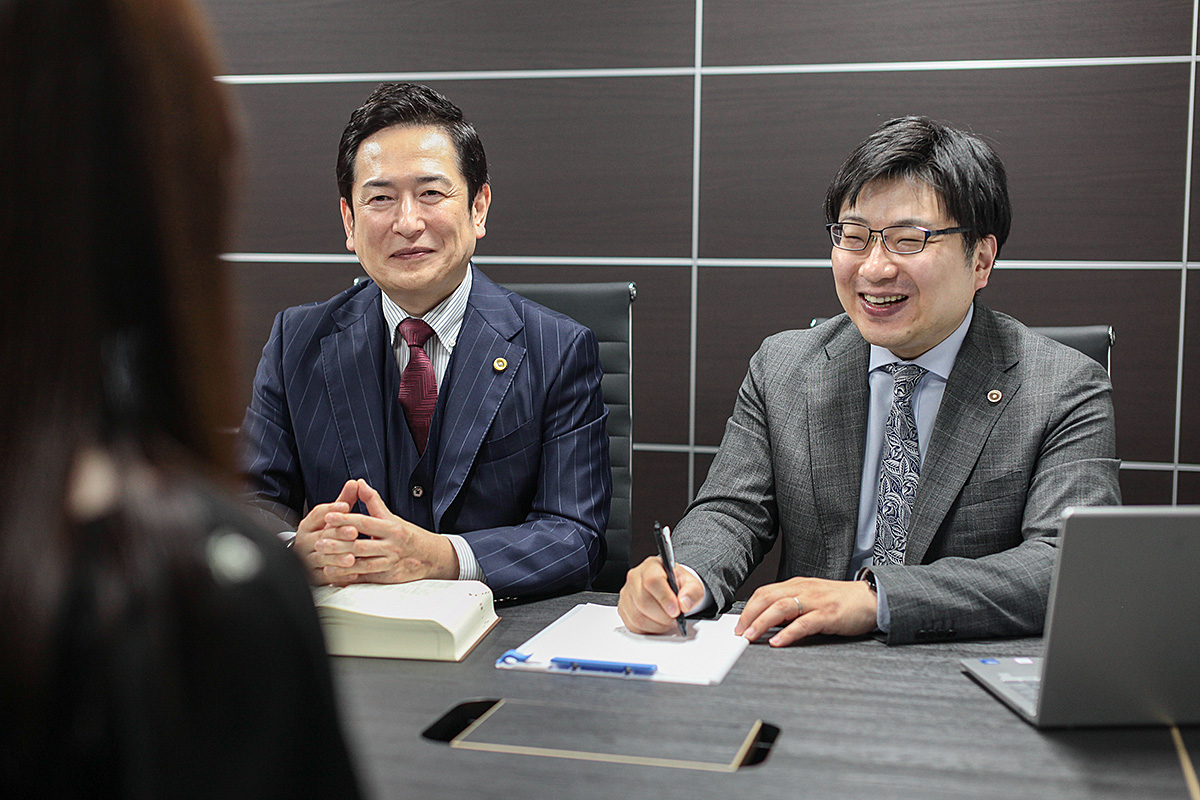 アトム仙台法律事務所の弁護士2名との法律相談の様子