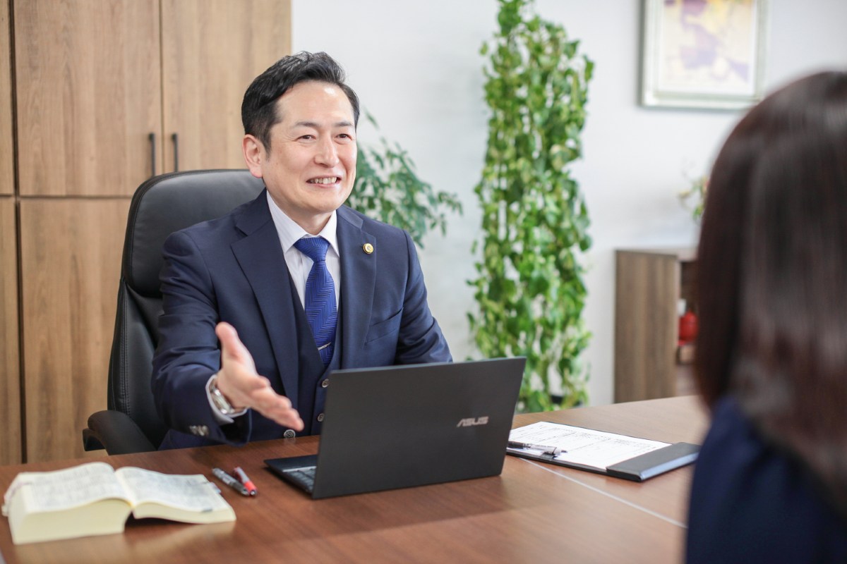 相談室で依頼者に説明をする佐藤英之弁護士（仙台弁護士会所属）