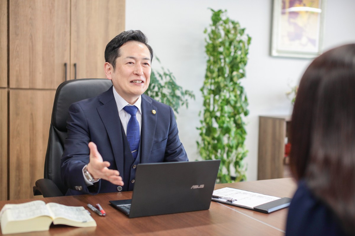 相談室で依頼者に説明をする佐藤英之弁護士（仙台弁護士会所属）