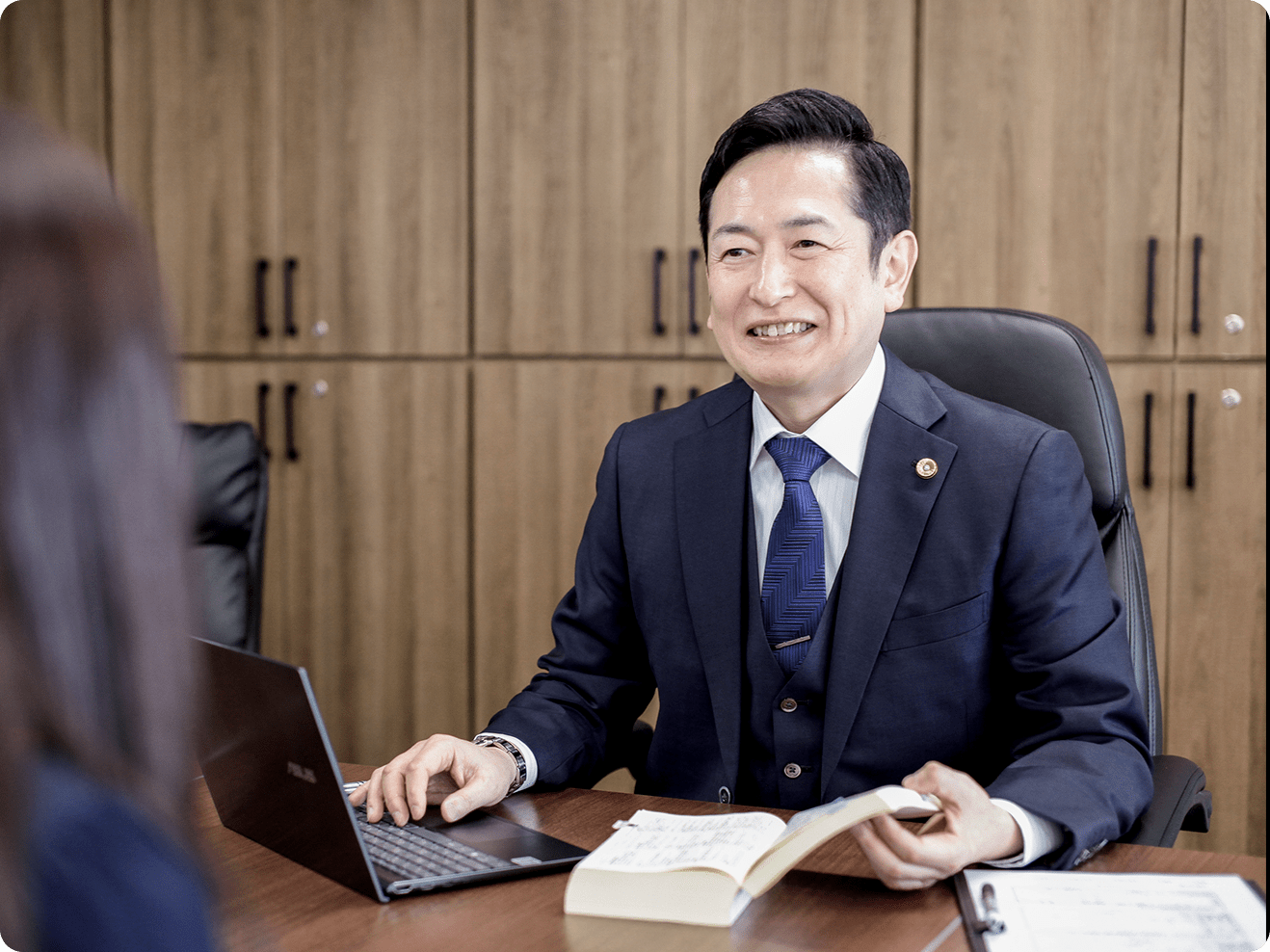 法律相談を行う弁護士 佐藤英之